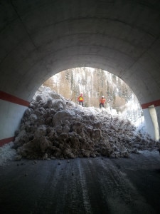 La valanga caduta al Passo Giau: la neve ha coperto l'imbocco della galleria (Photo courtesy of Cnsas Veneto)