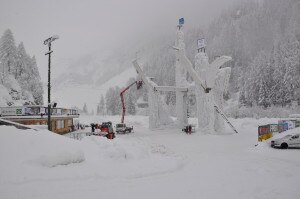 La situazione nei pressi dell'imponente torre di ghiaccio artificiale a Corvara (Photo COMetaPRess/Brena/CanonDigital )