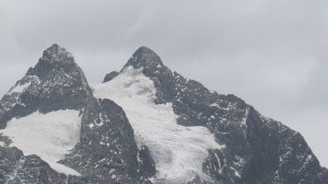 La vetta del Monte Stanley con due dei ghiacciai presenti sulla montagna: Stanley Plateau Glacier a sinistra e Margherita Glacier a destra (Photo courtesy of Wikimedia Commons)