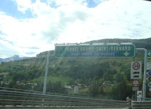 Cartello in prossimità dell'entrata italiana del Tunnel del Gran San Bernardo (Photo courtesy of Wikimedia Commons)