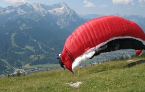 Pilota di Parapendio durante la partenza per il lancio (Photo Turelio courtesy of Wikimedia Commons)