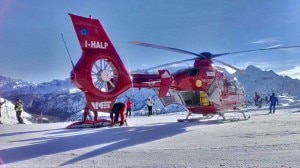 Elicottero dell'Aiut Alpin Dolomites durante un intervento sulle piste da sci (Photo courtesy of aiut-alpin-dolomites.com)