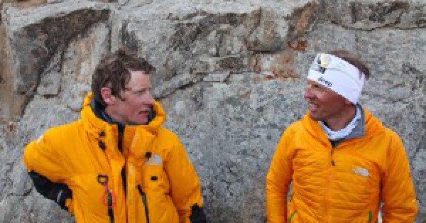 David-Göttler-appena-arrivato-al-campo-base-parla-con-Simone-Moro-Photo-foto-©thenorthface-emilioprevitali-300x200.jpg