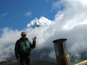 Maurizio Gallo davanti all'inceneritore di Namche Bazaar