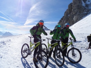 I tre bikers che hanno compiuto l'impresa sulla Vallée Blanche: da sinistra a destra Monica Specogna, Mariano Pettavino ed Andrea Arena (Photo courtesy of MbAventure)