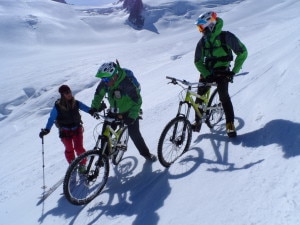 I bikers si consultano con una delle guide alpine che li ha accompagnati durante l'impresa (Photo courtesy of MbAventure)