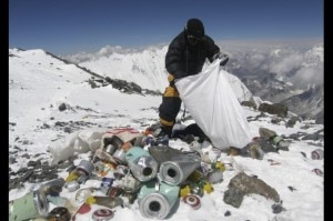 This picture taken on May 23, 2010 shows a Nepalese sherpa collecting garbage, left by climbers, at an altitude of 8,000 meters during the Everest clean-up expedition at Mount Everest. Photo: NAMGYAL SHERPA/AFP.