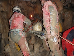 Intervento in grotta (Photo courtesy of Federazione Umbra Gruppi Speleologici)