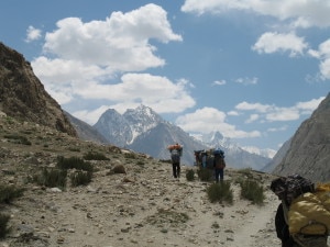 Photo of Il trekking verso il K2, quarta tappa: lungo il fiume fino ai piedi delle grandi cattedrali