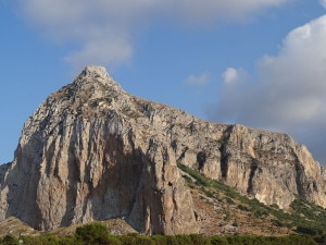 Monte Monaco a San Vito Lo Capo (Photo courtesy of Wikimedia Commons)