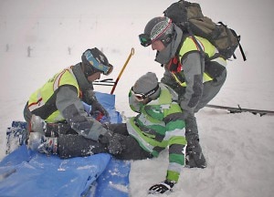 Un gruppo di Alpini della Brigata Taurinense durante un intervento di soccorso su una pista da sci (Photo courtesy of Ansa)