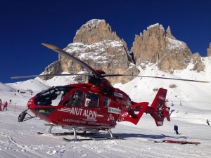 L'elicottero dell'Aiut Alpin Dolomites durante un intervento sulle piste (Photo courtesy of http://www.aiut-alpin-dolomites.com)