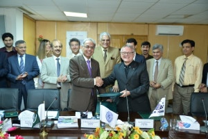 L'accordo: Agostino Da Ploenza Presidente EvK2Cnr e Mr Manzoor H Soomro Economic Cooperation Organization Science Foundation (ECOSF) President