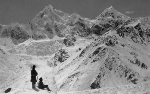 1899 La foto simbolo della spedizione: sulla destra il Colle Zemu e la cresta che porta al Zemu Peak (Photo Fondazione Sella - www.k2014.it)