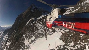 Maurizio Folini effettua un recupero in Long Line sull'Everest insieme a Simone Moro (Photo courtesy of Simone Moro)