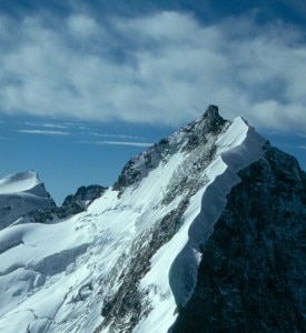 La vetta del Pizzo Bernina con in primo piano la Biancograt (Photo courtesy of Wikimedia Commons)