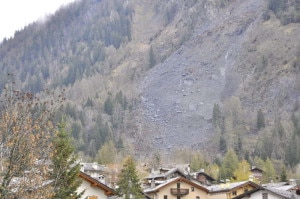 La situazione della frana del Mont de la Saxe dopo il crollo di questa notte (Photo courtesy of Ansa)