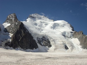  Barre e Dôme de neige des Écrins (Photo courtesy of Wikimedia Commons)