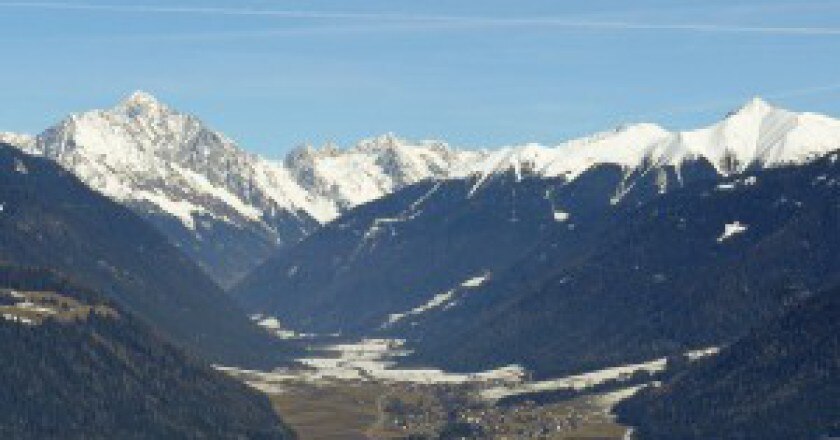 1024px-Hochgall_ohrenspitzen_amperspitze-300x224.jpg