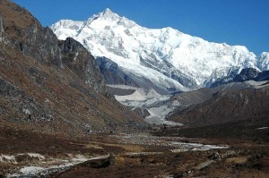 Il versante meridionale del Kangchenjunga visto dal Sikkim (Photo Carsten Nebel courtesy of Wikimedia Commons)