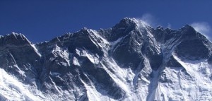 Hillary Peak, a sinistra, e Lhotse, a destra (Photo Mark Horrell courtesy of Wikimedia Commons)