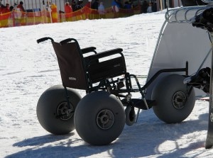 Sedia a rotelle da utilizzare sulla neve (Photo courtesy of Flickr/Wikimedia Commons)