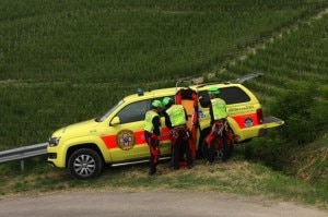 Una squadra del Soccorso Alpino e Speleologico Piemontese (Sasp) con il proprio mezzo (Photo courtesy of www.facebook.com/pages/Soccorso-Alpino-XIIa-Canavesana)