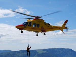 Intervento di soccorso in elicottero (Photo courtesy of Soccorso Alpino Dolomiti Bellunesi)