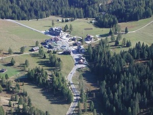 Il Passo dolomitico di Costalunga collega la provincia di Trento e quella di Bolzano (Photo Flyout courtesy of Wikimedia Commons)