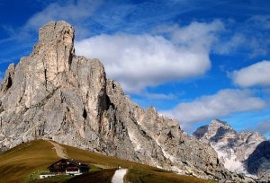 Dolomiti: Passo Giau e Gusela del Nuvolau (Photo courtesy of  Wikimedia Commons))