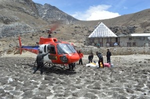 Folini e Verza depositano i rifiuti alla Piramide dell'Everest (Photo Maurizio Folini)