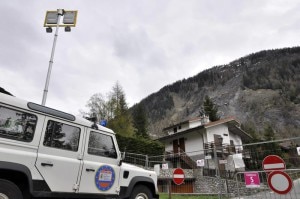 La zona del Mont de la Saxe interessata dalla frana ha costretto fino a ieri la chiusura di alcune strade di Courmayeur e l'evacuazione di 80 persone dalla frazione di La Palud (Photo courtesy of Ansa)