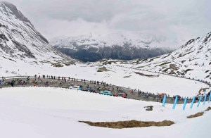 Una delle tappe del Giro d'Italia 2013 tra le Alpi innevate (Photo courtesy of w.gazzetta.it/Giroditalia/2013)