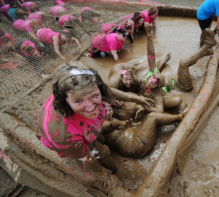 Girls share light moment during Dirty Girl Mud Run - Montagna.TV.