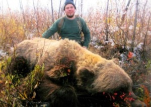 Il cacciatore statunitense con il grizzly da record (Photo Larry Fitzgerald courtesy of Fox News)