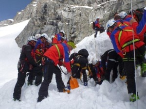 Le ricerche che hanno portato ieri al ritrovamento del corpo senza vita dello scialpinista disperso (Photo courtesy of altoadige.gelocal.it)