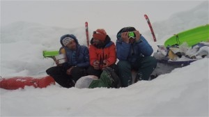 Sul McKinley - da sinistra a destra - Seb Montaz, Kilian Jornet e Vivian Bruche (Photo courtesy of Seb Montaz)