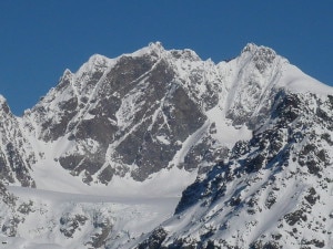 Piz Scescen e Piz Bernina -foto d'archivio- (Photo courtesy of Wikimedia Commons)