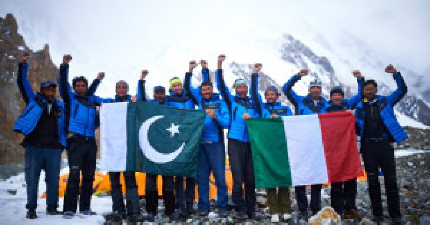 45_K2-Bc-Gli-alpinisti-K2-expedition-e-le-bandiere-300x199.jpg