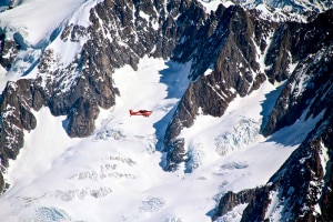 Un velivolo sorvola il versante francese del massiccio del Monte Bianco (Photo Flávio Eiró courtesy of Flickr)