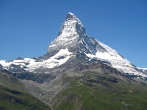 Il versante nord-ovest del Cervino, lungo cui si sviluppa la via normale svizzera (Photo Andrew Bossi courtesy of Wikimedia Commons)