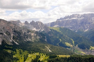 Selva di Val Gardena circondata dai gruppi montuosi di Cir e Sella (Photo Wolfgang Moroder courtesy of Wikimedia Commons)