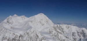 La vetta del McKinley e l'ultimo tratto della West Buttress Route (Photo courtesy of Wikimedia Commons)