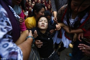 Cheechi Sherpa get fainted during the cremation of her father Aangkaji. Image :dailymail.co.uk