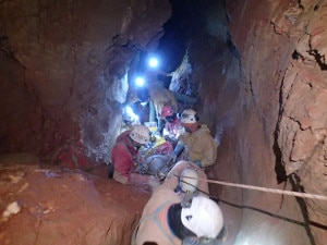 Le difficili operazioni di recupero nella grotta Riesending-Schachthohle (Photo courtesy of Cnsas/www.soccorsospeleo.it)