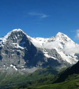 A sinistra l'Eiger e la nota parete nord, a destra il Mönch (Photo courtesy of Wikimedia Commons)