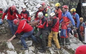 I soccorritori portano la barella con il ferito verso l'elicottero che lo porterà in ospedale (Photo courtesy of Keystone/Cnsas)