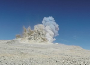 L'esplosione sulla cima del Cerro Armazones (Photo courtesy of www.eso.org)