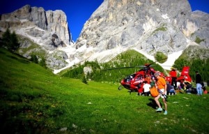 L'elicottero dell'Aiut Alpin Dolomites durante l'intervento di ieri in Marmolada (Photo Andrea Debertol courtesy of Rifugio Contrin-Pagina Facebook)