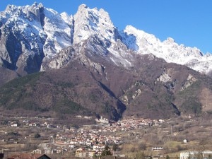 Al comune di Cerveno, in Lombardia, è stata assegnata la bandiera verde per "l'impegno nella cura dell’ambiente e nel rispetto del territorio in un'ottica di valorizzazione del passato nel rispetto dei luoghi." (Photo Luca Giarelli courtesy of Wikimedia Commons)